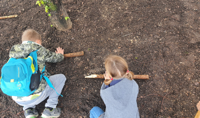 Kinder walzen die Ansaat an. – Foto: Kornelia Flatau