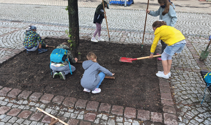 Kinder klopfen die Saat gut an. – Foto: Kornelia Flatau