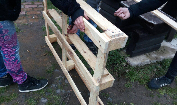 Aus einer alten Palette bauen wir ein Vertikalbeet. – Foto: Jette Wüst