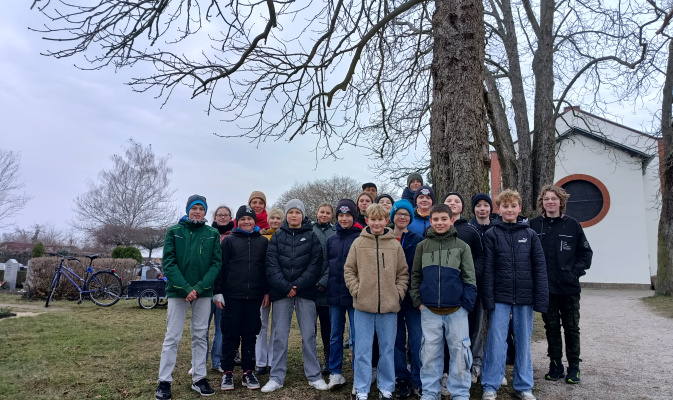 Klasse 6D mit Bianca und Erik an einem hoffentlich zukünftigen Fledermausbaum. – Foto: Julia Kalski