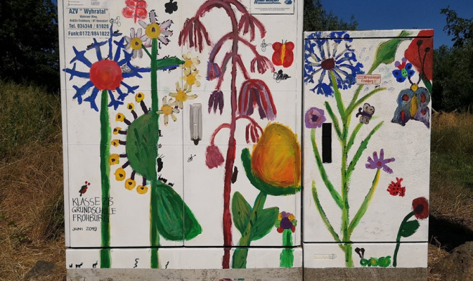 Bunt statt grau sind nun die Stromkästen an der NABU-Naturschutzstation Teichhaus Eschefeld. – Foto: Philipp Wöhner