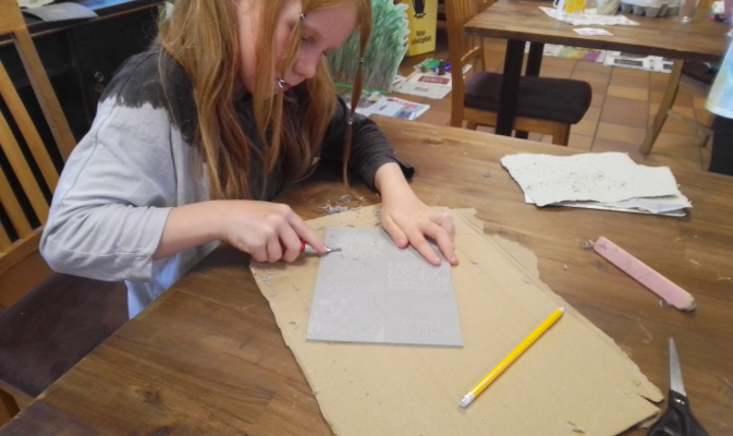 Kind beim Linolschnitt einer Pflanze – Foto: Bianca Lieske